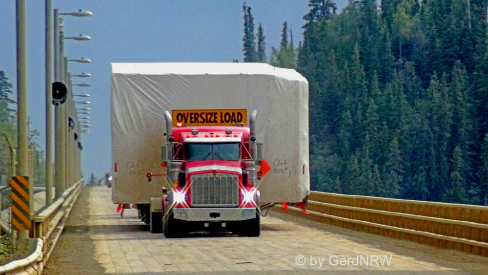 Huge truck with drilling equipement (Riesiger LKW mit Bohrausrüstung) on Yukon River Bridge, Dalton Highway, Alaska, USA