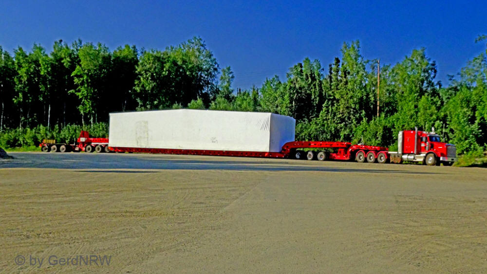 Huge truck with drilling equipement (Riesiger LKW mit Bohrausrüstung), Dalton Highway, Alaska, USA