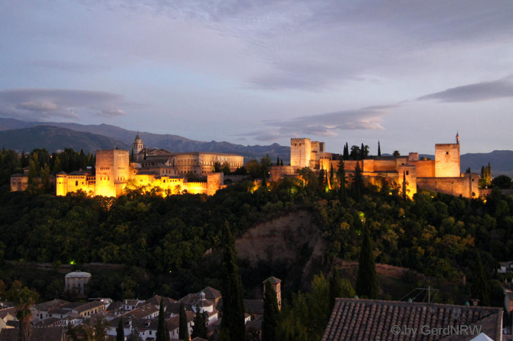 Evening view towards Alhambra and Sierra Nevada from Mirador de San Nicolás, Granada, Spain - Abendlicher Blick auf die Alhambra und die Sierra Nevada vom Mirador de San Nicolás, Granada, Spanien