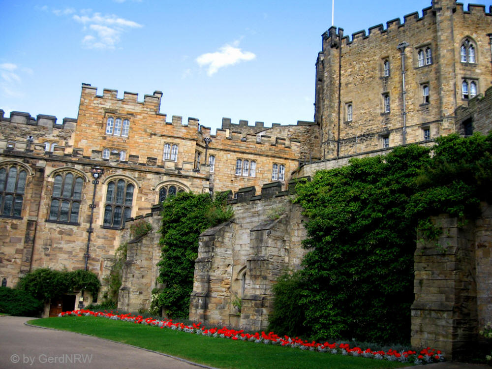 Durham Castle is a Norman castle started in 11th century, which has been wholly occupied since 1840 by University College, Durham, County Durham, UK - Durham Castle ist eine normannische Burg, deren Bau im 11. Jh. begann und das seit 1840 komplett von der Universität Durham genutzt wird