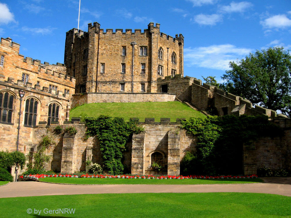 Durham Castle is a Norman castle started in 11th century, which has been wholly occupied since 1840 by University College, Durham - Durham Castle ist eine normannische Burg, deren Bau im 11. Jh. begann und das seit 1840 komplett von der Universität Durham genutzt wird.