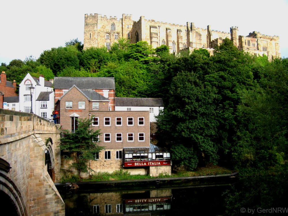 View over the River Wear towards Durham Castle and Cathedrale, Durham, County Durham, UK - Blick über den Fluss Wear zum Durham Castle und zur Kathedrale