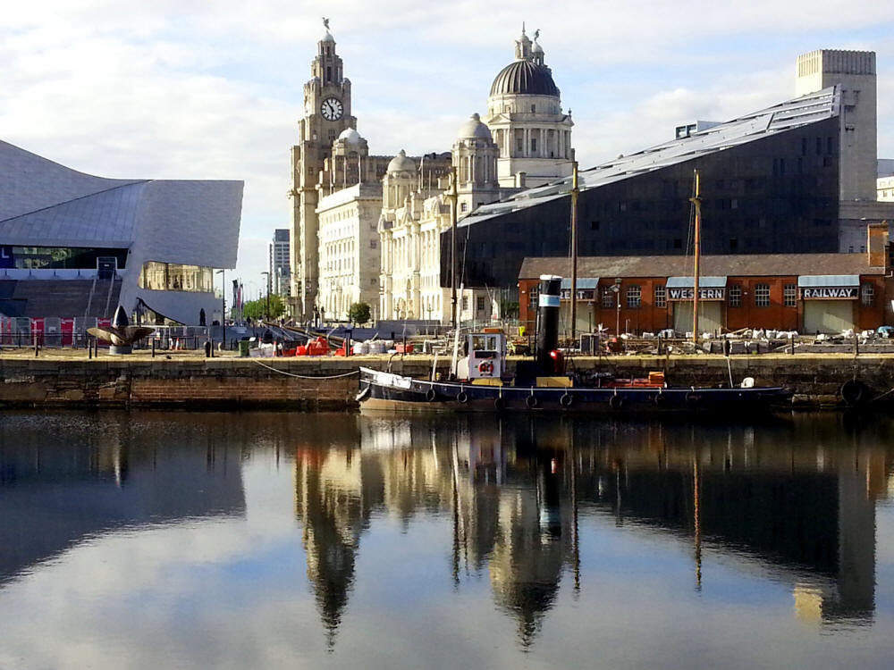 View over Canning Dock towards Liverpool Museum, the "3 Graces" and Open Eye Gallery, Liverpool, UK - Blick über das Canning Dock auf das Liverpool Museum, die "3 Grazien" und die Open Eye Gallery, Liverpool, UK