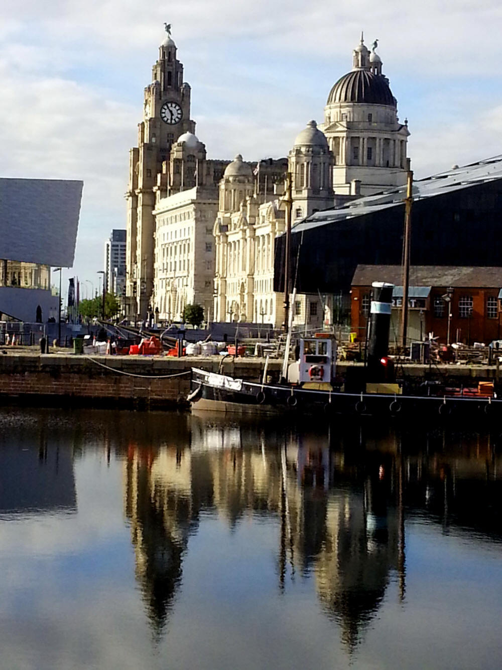 View over Canning Dock towards the "3 Graces", Liverpool, UK - Blick über das Canning Dock auf die "3 Grazien", Liverpool, UK 