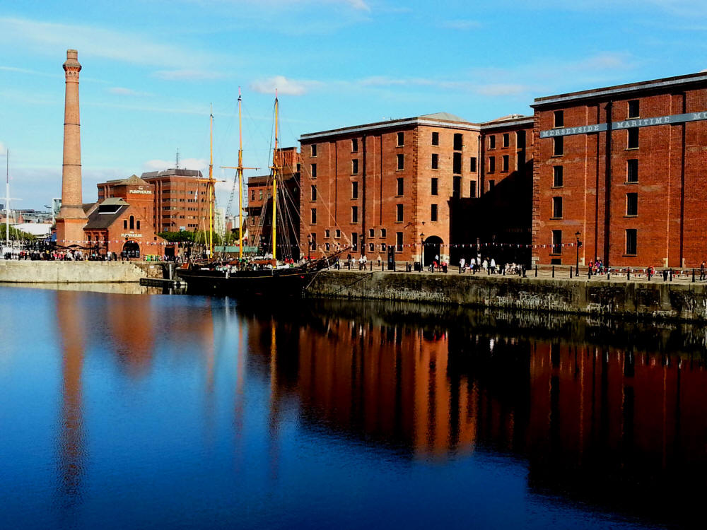 View over Canning Dock towards the Old Pumphouse and Albert Dock, Liverpool, UK - Blick über das Canning Dock auf das alte Pumpenhaus und Albert Dock, Liverpool, UK