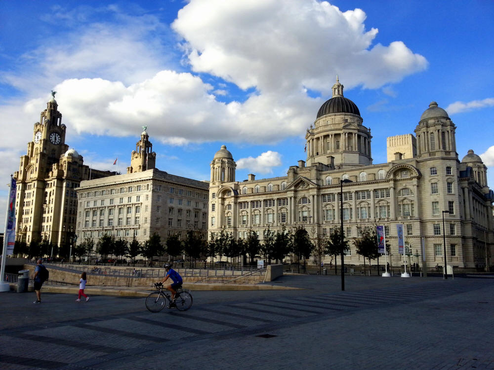 The  "3 Graces" in Liverpool, UK (Royal Liver Building, Cuncard Building and Port of Liverpool Building - from left to right) - Die "3 Grazien"" in Liverpool, UK (Royal Liver Building, Cunnard Building und Port of Liverpool Building - von links nach rechts)