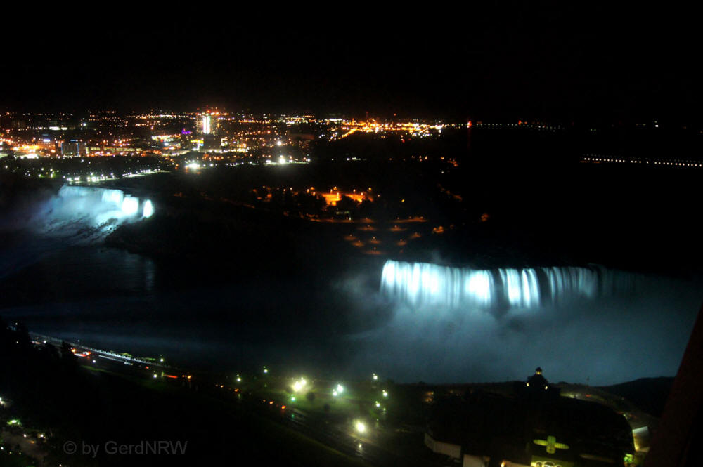 Nightly view from Presidental Suite in the Embassy Suites Hotel towards Niagara Falls and USA, Niagara Falls, Canada - Naechtlicher Blick aus der Präsidenten-Suite auf die Niagarafälle und die USA, Niagara Falls, Kanada