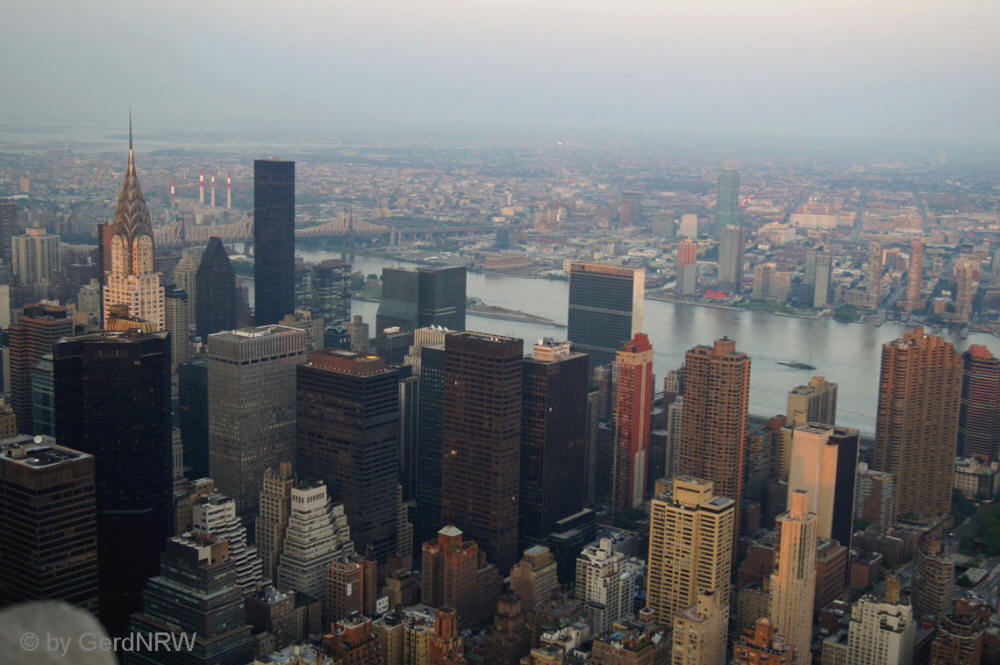 View from (Blick vom) Empire State Building towards Chrysler Building and Roosevelt Island, Manhattan, New York, USA