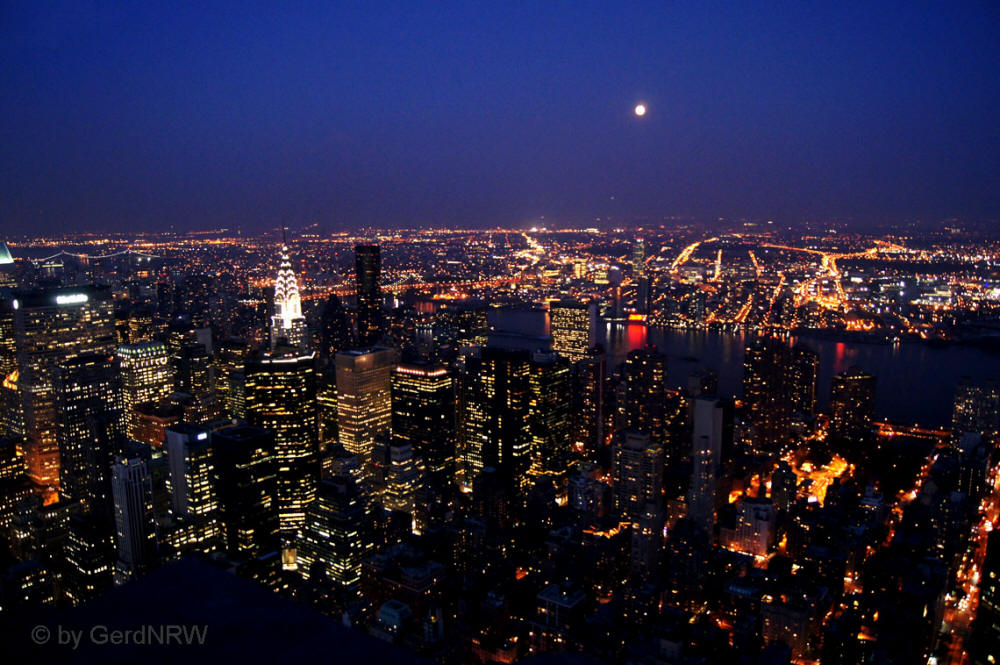 View from (Blick vom) Empire State Building towards Chrysler Building and Roosevelt Island, Manhattan, New York, USA