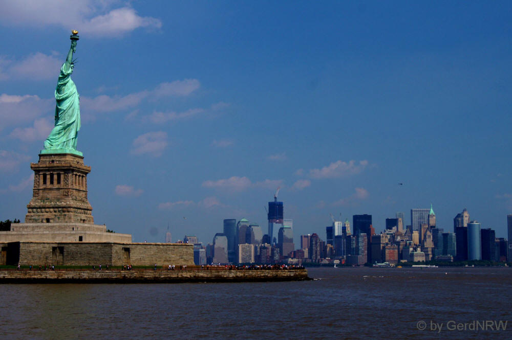 Statue of Liberty and view towards Manhattan, New York, USA - Freiheitsstatue und Blick auf Manhattan, New York, USA