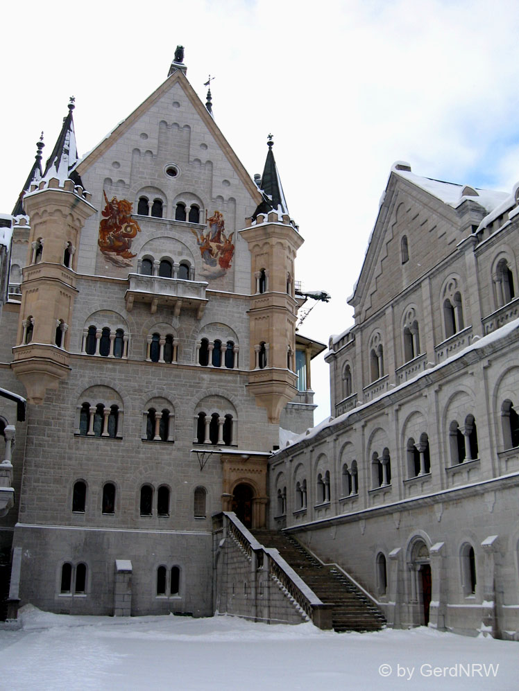 New Swanstone Castle, Palasfront, and Knights' House (right) (Schloss Neuschwanstein, Palas, Ritterhaus (rechts)), Fuessen, Germany