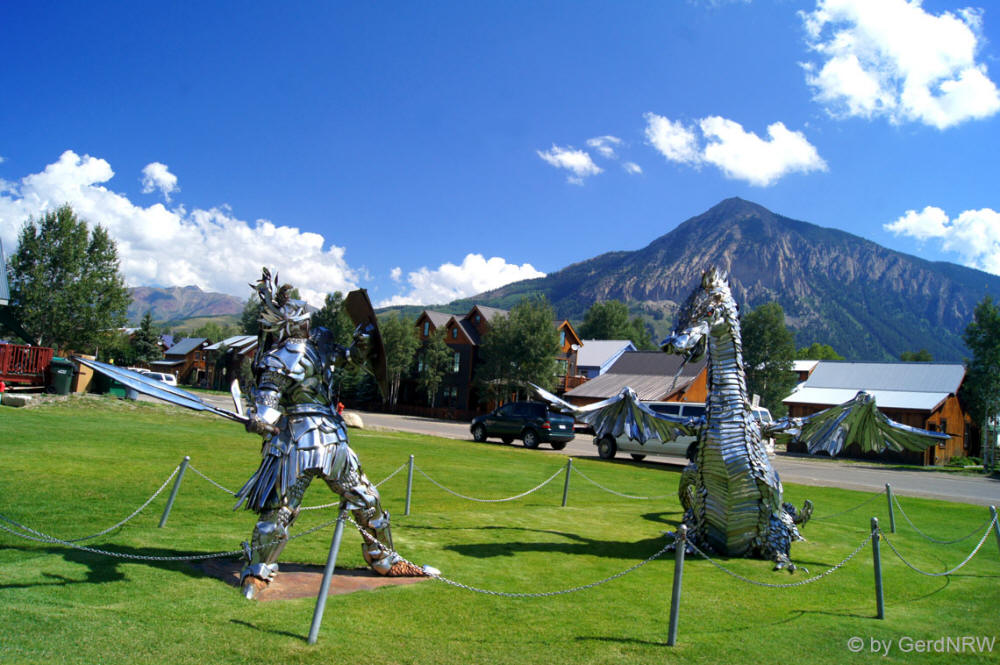 St. George the Dragonslayer by Sean Guerrero, Chrome bumpers from 1930ies/1940ies cars, Crested Butte, Colorado, USA - St. George der Drachentöter von Sean Guerrero, Chrom-Stoßstangen von 1930er/1940er Autos, Crested Butte, Colorado, USA