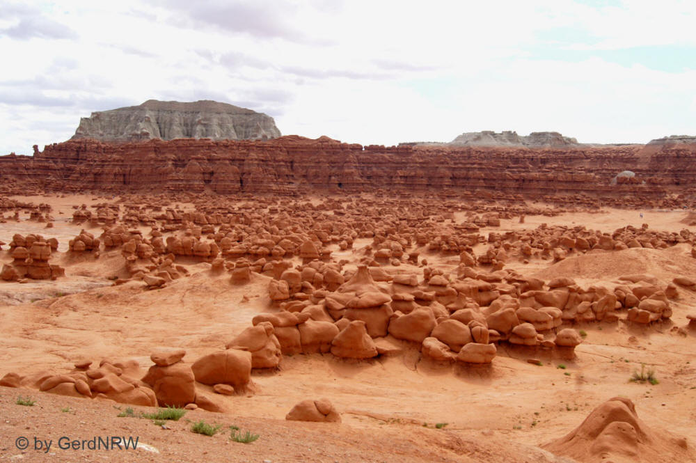 Thousand of Goblins welcome you at (Tausende Kobolde heißen Sie willkommen im) Goblin Valley State Park, Utah, USA
