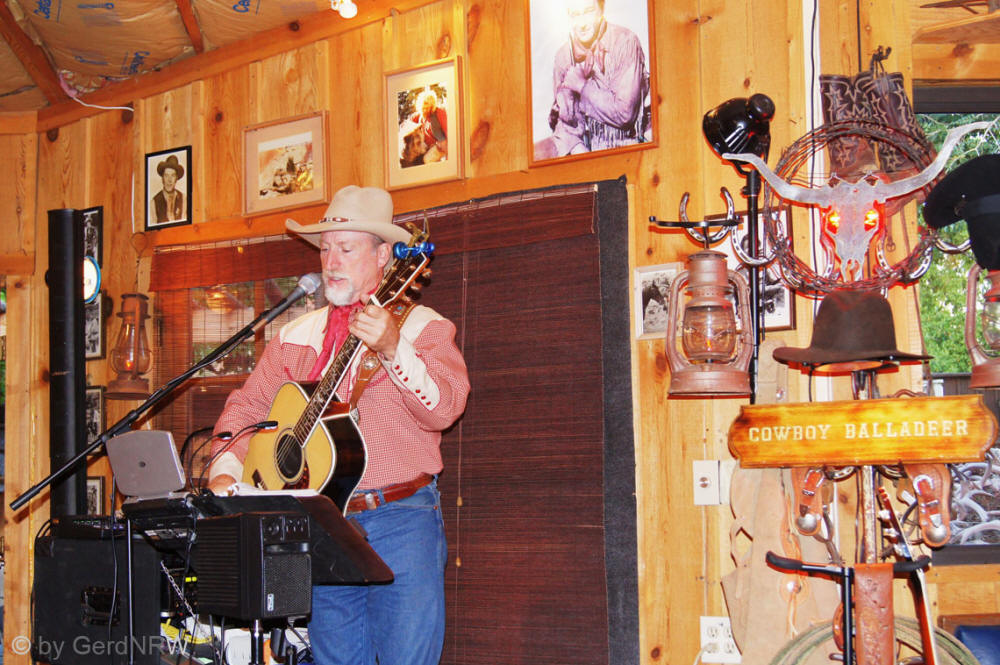 Mike Ewing Cowboy Balladeer, Calvin T´s BBQ Restaurant & Saloon, Kanab, Utah, USA